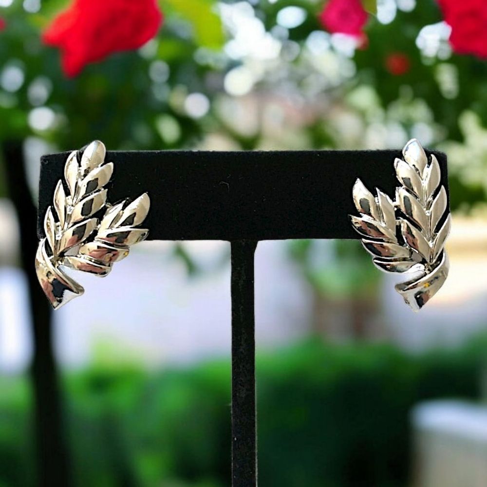 Coro Wheat‎ Earrings Silver Tone Feather Clip On Rococo Baroque Swirled Floral